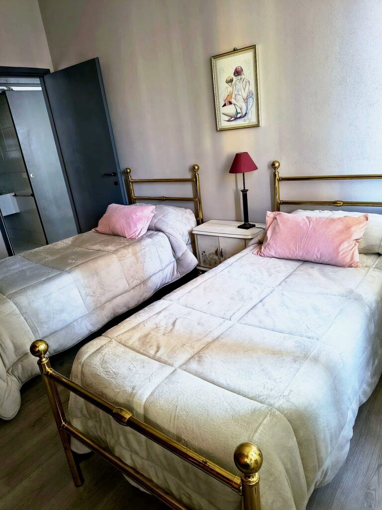 Camera con due letti singoli dell'appartamento A Casa di Nora