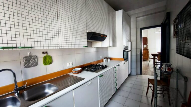 Salone dell'appartamento con arredi autentici