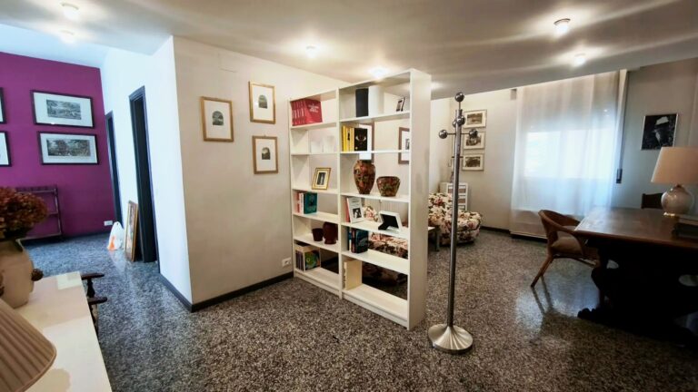 Soggiorno luminoso di A Casa di Nora, appartamento ad Arezzo